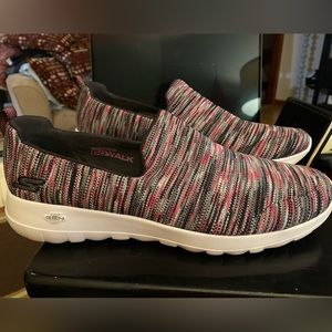 Skechers GoWalk slides: multi color pink/grey/black